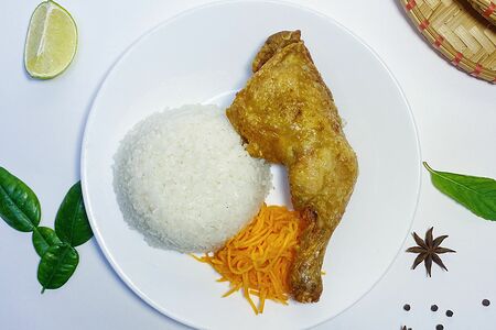 Ком Га - Рис с жареным куриным окорочком