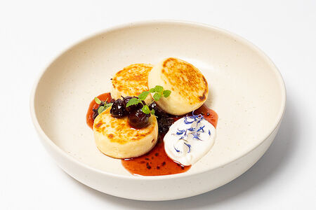 Сырники со сметаной и вареньем