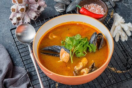 Том ям с морепродуктами