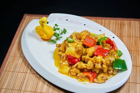 Курица с ананасами и болгарским перцем. Курица с бананами в кисло-сладком.