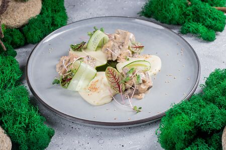 Бефстроганов из лося с кремом из корня сельдерея