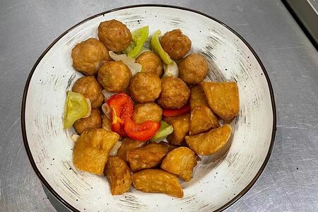 Гай фан с фрикадельками и картофелем по-деревенски в соевом соусе