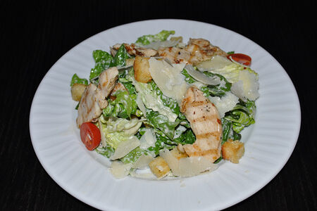 Салат Цезарь с курицей