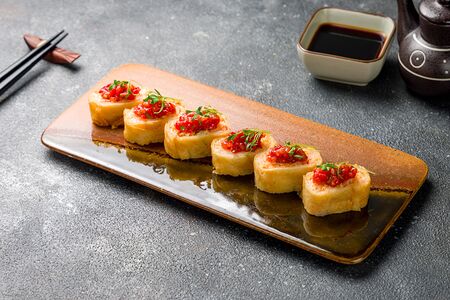 Горячий ролл с крабом Ponyo