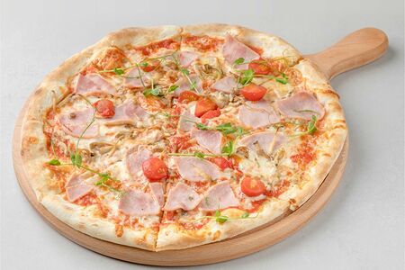 Пицца с ветчиной и грибами