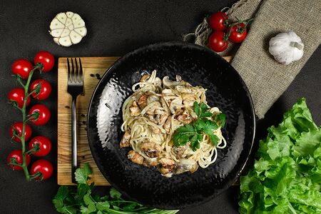 Паста сливочная с курицей и грибами