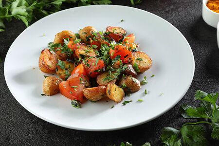 Жареный картофель с помидорами