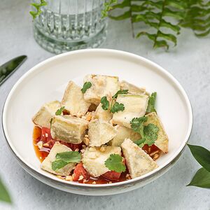 Хрустящий баклажан с томатами и тайским соусом