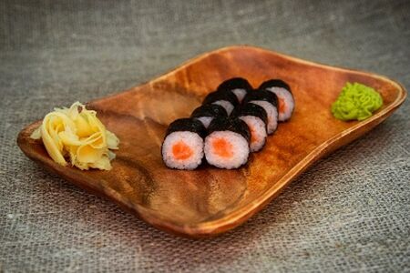 Классический ролл с лососем