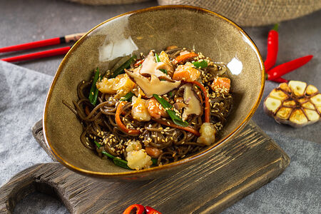 Соба с креветкой и лососем