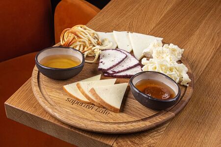 Сыры, майский мед и Фиговое варенье