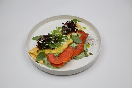 Шпинатный омлет с лососем и крем-сыром