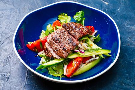 Салат с говядиной гриль и тайской заправкой