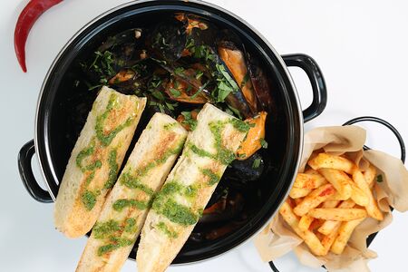 Мидии в соусе том ям с багетом и картофелем фри