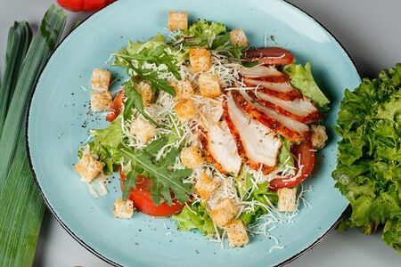 Салат цезарь с курицей