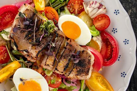 Салат с волжским судаком и запеченным картофелем