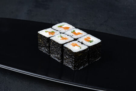 Ролл с лососем