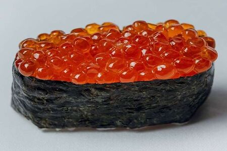 Гункан с красной икрой