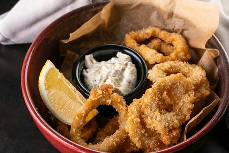 Кольца кальмара с соусом тартар