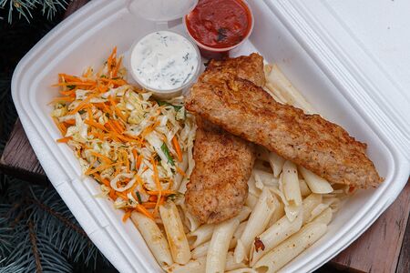 Люля-кебаб куриный с макаронами и капустным салатом