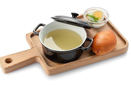 Бульон из курицы яйцом и пирожком с мясом