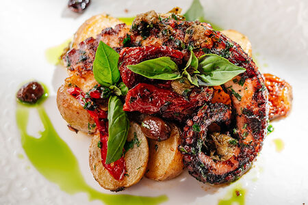 Осьминог с пряными травами и печеным картофелем