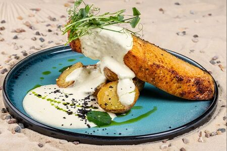 Филе лосося с молодым картофелем