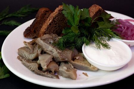 Солёные грузди с красным маринованным луком и сметаной