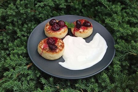 Сырники со сметаной и топпингом