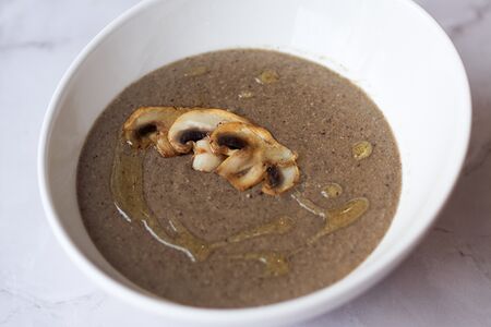 Крем-суп из шапиньонов с гренками