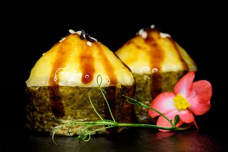 Запечённый ролл с помидоркой, сыром, зеленым луком и соусом унаги