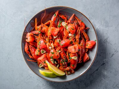 Раки с томатами, петрушкой и чесноком