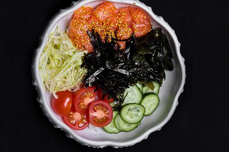 Поке с лососем и соевой заправкой