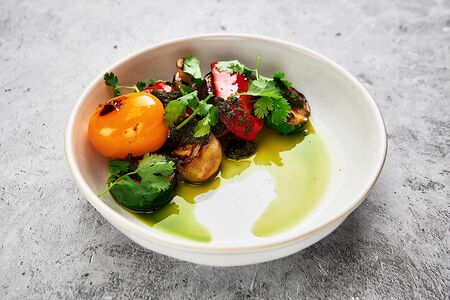 Овощи на гриле с соусом песто