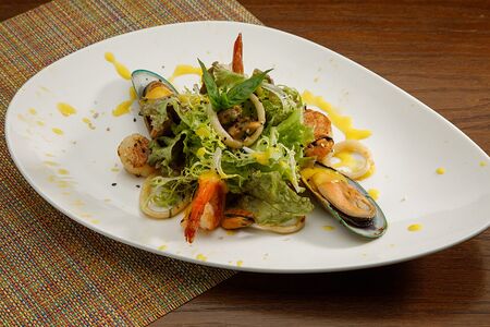 Теплый салат с морепродуктами и соусом манго