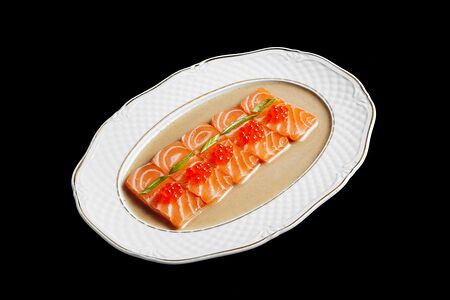 Татаки из лосося с красной икрой