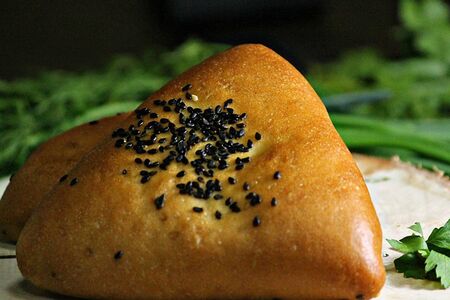 Пирожок с курицей и грибами