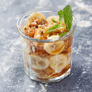 Крамбл с бананом и соленой карамелью