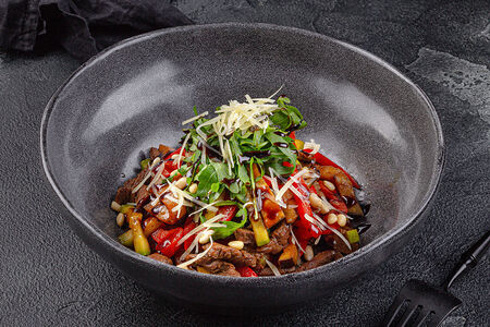 Теплый салат с нежной телятиной