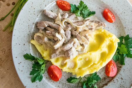 Свиная вырезка в сливочном соусе с картофельным пюре