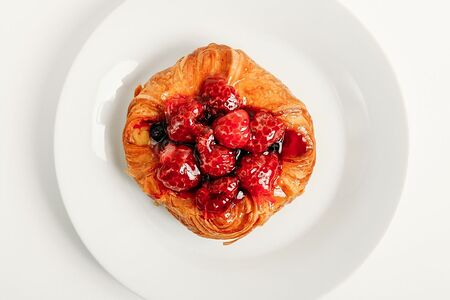 Большая плюшка с ягодами