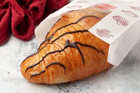 Круассан с шоколадной начинкой