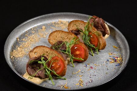 Пряный ростбиф с каперсами и соусом из анчоусов и тунца