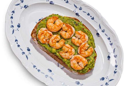 Брускетта с креветками и авокадо