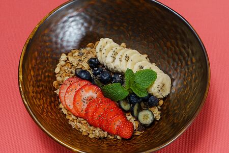 Гранола с йогуртом и свежими ягодами