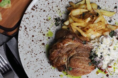 Стейк из cвинoй шеи с жареным картофелем