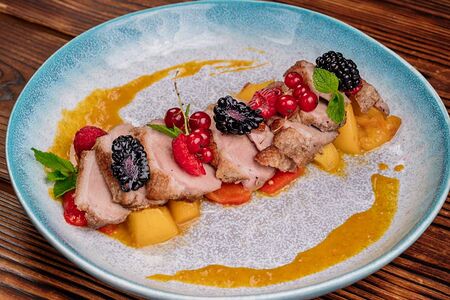 Утиная грудка су-вид с персиковой сальсой, печеным перцем под соусом из манго