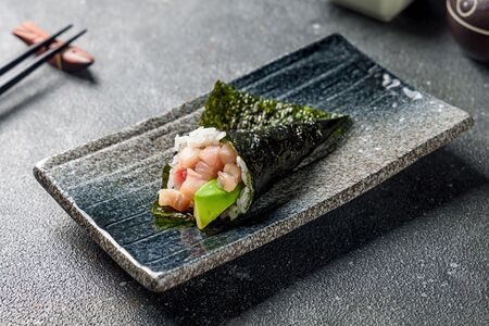 Хенд-ролл с лакедрой