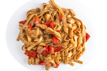 Пшеничная лапша с курицей (вок)