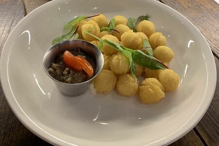 Картофельные крокеты с трюфельным соусом